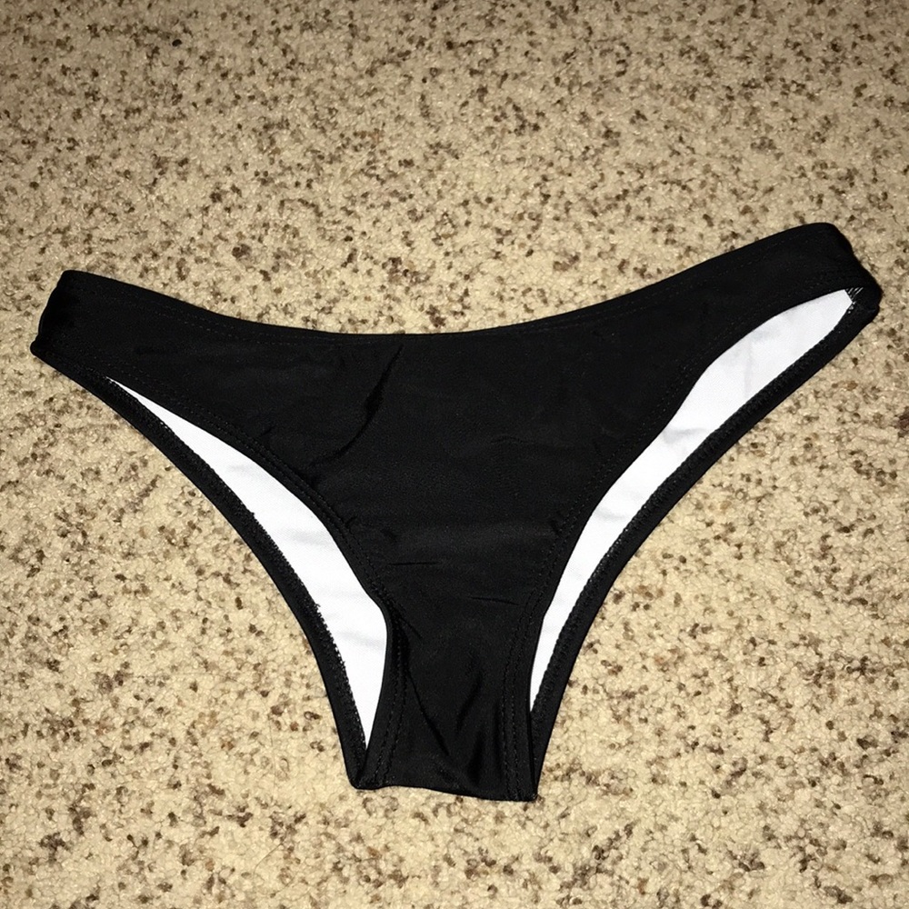 Cheeky bikini bottoms!🐳